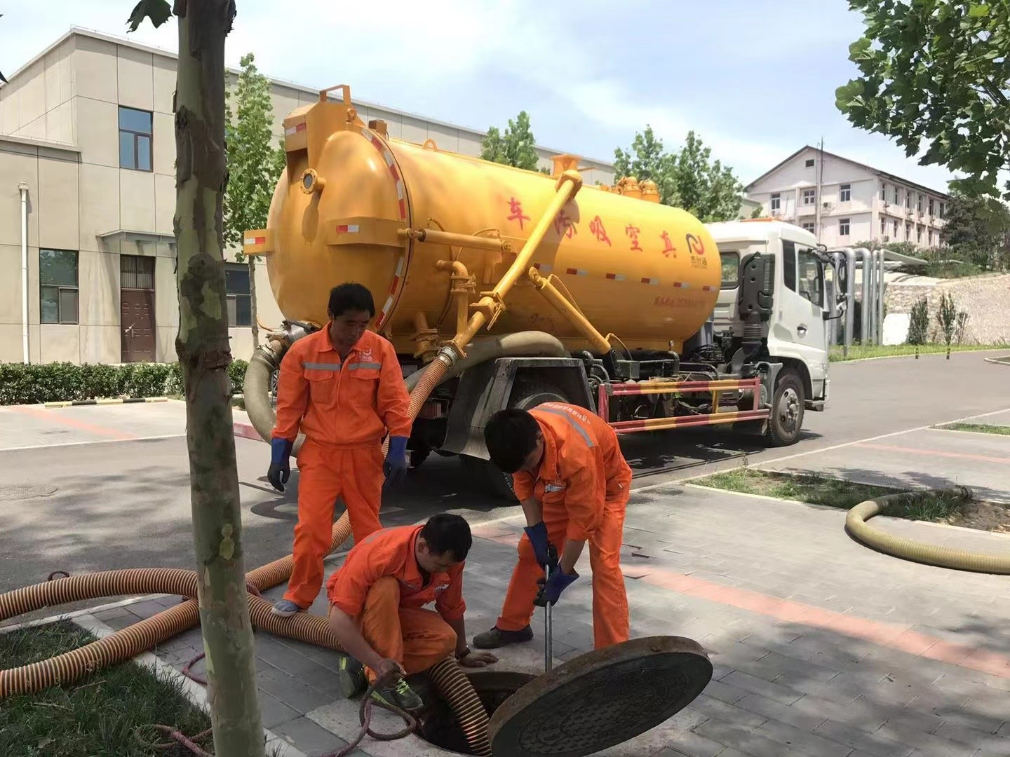 奇台管道疏通车停在窨井附近